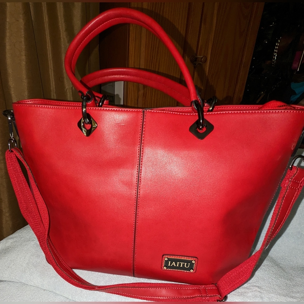 IAITU laptop tote bag.